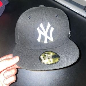 Brand new Yankee fitted grey under brim size 7 1/4